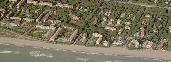 Imagen aérea del centro de Gavà Mar (Central Mar, Àccura, Hotel AC Gavà Mar, El Torreon y Tropical)